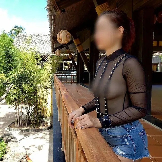 Những hình ảnh của cô gái này đã thu hút sự chú ý đông đảo từ cộng đồng mạng. Nhiều người cho rằng họ vô cùng "nóng mắt" khi chứng kiến phong cách ăn mặc phản cảm của cô gái.