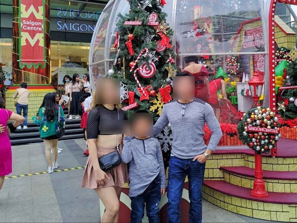 Mới đây, những hình ảnh của một cô gái thoải mái "thả rông" dạo phố đang gây bão mạng xã hội.