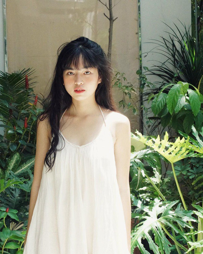 Khánh Vân sở hữu khuôn mặt trẻ con mũm mĩm với đôi má lúm đồng tiền duyên dáng, thế nhưng body của cô nàng lại ngược hẳn.