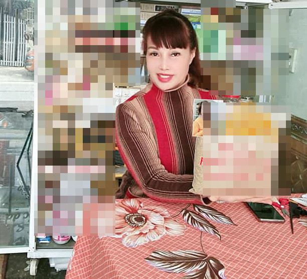 Đặc biệt khi cười, gương mặt ấy càng làm nhiều người thất vọng. Bởi trước đó họ luôn cho rằng đã mất công dao kéo như vậy, chắc hẳn vợ anh Hoa Cương sẽ có ngoại hình mới thật ưng ý.