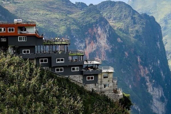 Hiện tại hình ảnh về khách sạn trên đèo Mã Pí Lèng sau hơn 1 năm bị yêu cầu tháo dỡ và cải tạo vẫn đang nhận được chú ý từ cư dân mạng. Ảnh: Internet