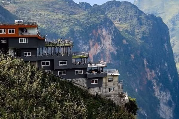 Hiện tại hình ảnh về khách sạn trên đèo Mã Pí Lèng sau hơn 1 năm bị yêu cầu tháo dỡ và cải tạo vẫn đang nhận được chú ý từ cư dân mạng. Ảnh: Internet