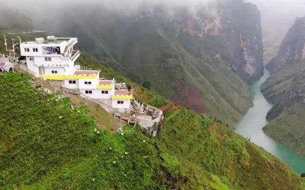 Với những ai yêu thích du lịch và thiên nhiên thì đây bị xem là công trình phá hoại cảnh quan. Ảnh: Internet