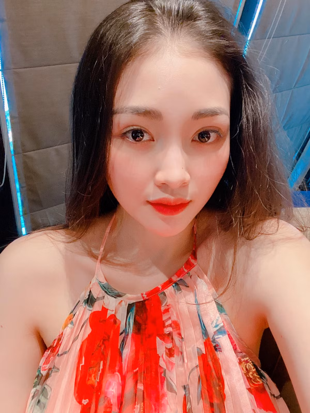 Dù chỉ là góc nghiêng, một phần gương mặt cũng bị che bớt nhưng thần thái của 10X làm ai nhìn cũng phải xuýt xoa.