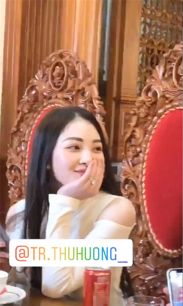 Mới đây, cô dâu đeo đầy vàng Nam Định tiếp tục gây chú ý qua loạt ảnh được tag của bạn bè. Theo đó, dù đã là mẹ một con nhưng Thu Hương được nhận xét ngày càng xinh đẹp, rạng rỡ.