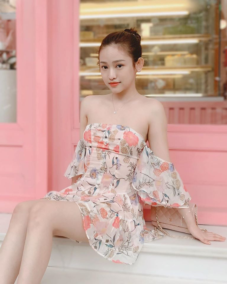 Scandal của hot girl Cà Mau gây tiếng vang lớn nhất có lẽ là vụ lùm xùm tình ái với đại gia Phan Thành - lúc này đang là hôn phu của Midu. Đồng thời phong cách thời trang của cô nàng sinh năm 1998 này cũng thường xuyên trở thành chủ đề khiến dân tình bàn tán xôn xao.