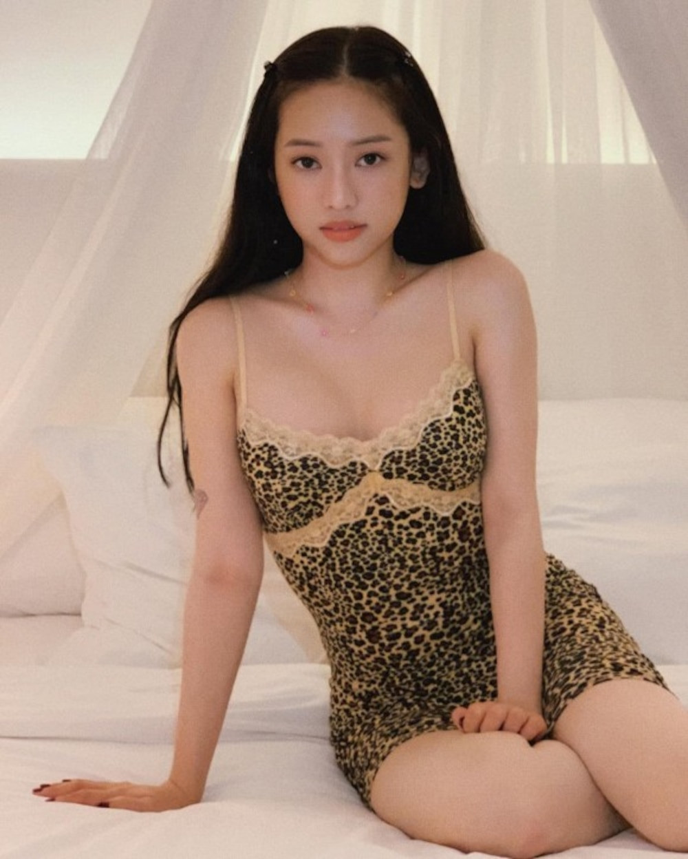 Sau khi phẫu thuật, nhan sắc của Thúy Vi trở nên xinh đẹp và cuốn hút hơn.