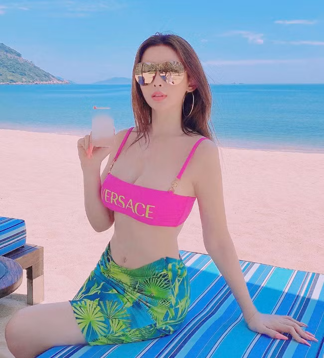 Không chỉ dùng hàng hiệu từ đầu đến chân, Huyền Baby còn thường xuyên rải nghiệm những chuyến du lịch nước ngoài theo đẳng cấp 5 sao.