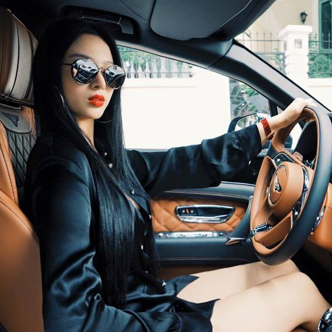 Chồng Huyền Baby nắm giữ hàng loạt những siêu xe đắt tiền. Chính vì thế người đẹp thường xuyên được tận hưởng phương tiện đẳng cấp nhất.