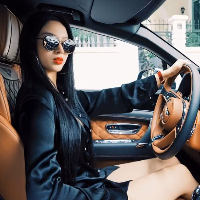 Chồng Huyền Baby nắm giữ hàng loạt những siêu xe đắt tiền. Chính vì thế người đẹp thường xuyên được tận hưởng phương tiện đẳng cấp nhất.