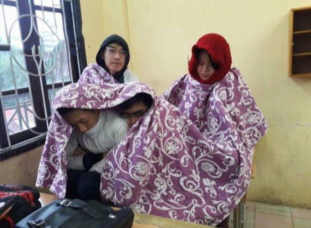 Nhiều bạn còn rủ nhau mang những chiếc chăn đủ màu sắc khiến cho lớp học tự nhiên nhộn nhịp, vui mắt hơn hẳn. Ảnh: Tổng hợp Facebook