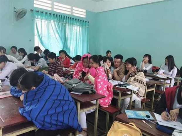 Những hình ảnh học trò trùm chăn ngồi học đã trở thành khoảnh khắc quen thuộc mỗi khi mùa rét ập tới.