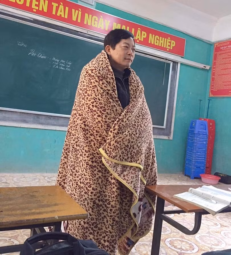 Mới đây, hình ảnh một thầy giáo ở Bắc Giang mượn chăn của học trò, vừa trùm kín người vừa dạy học khiến cư dân mạng khá bất ngờ. Ảnh: Tin Bắc Giang