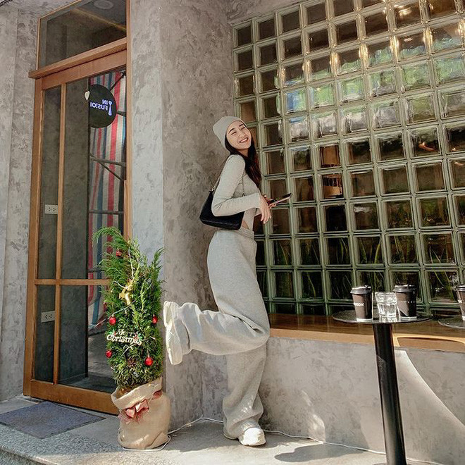 Kiều Ly Phạm cũng làm con ảnh tương tự tranh thủ check in ở quán cafe.