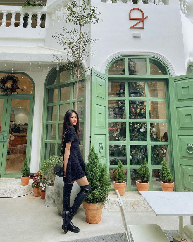 Bạn gái tin đồn của Đoàn Văn Hậu - Doãn Hải My cũng không kém cạnh ai khi chụp ảnh Giáng Sinh với vóc dáng cực chuẩn.