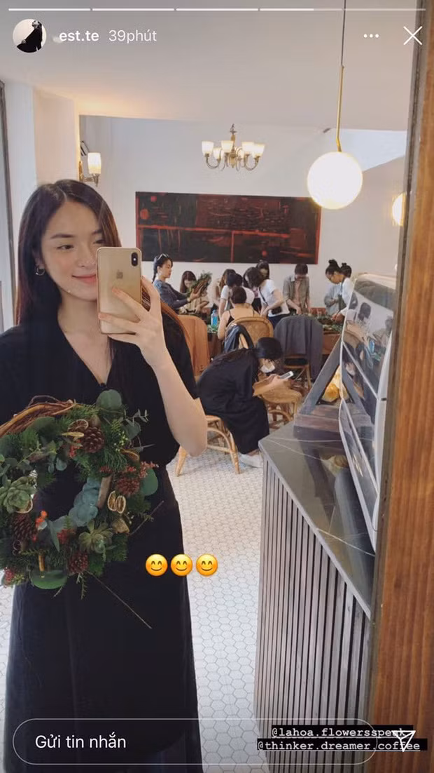 Bạn gái thiếu gia Hiếu Nguyễn thì sửa soạn Noel theo một cách khác, cô nàng tham gia vào một workshop dạy làm vòng hoa cho Giáng sinh.