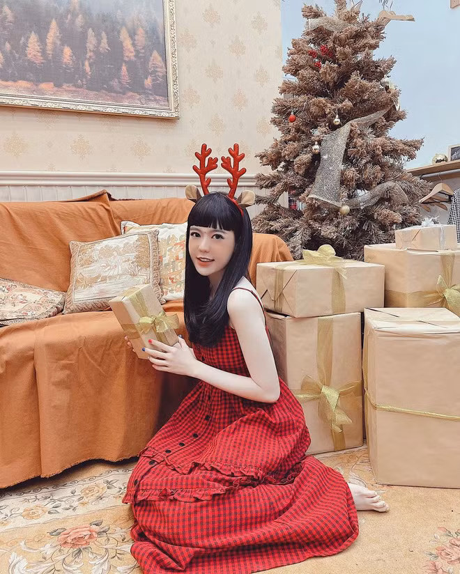 Bên cạnh đó, Vân Tiny còn tranh thủ check-in Noel tại nhà với chiếc váy đỏ đúng chuẩn màu của mùa lễ hội này.