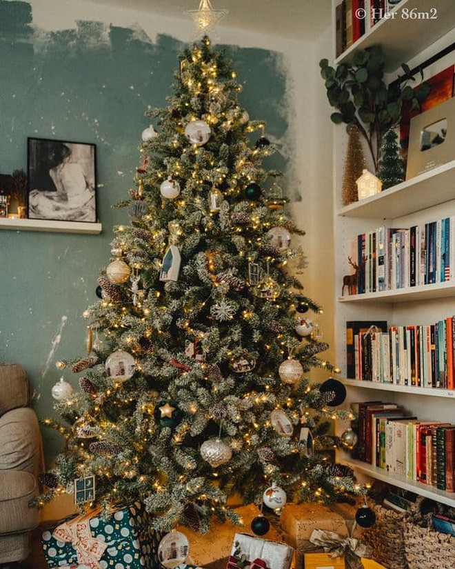 YouTuber Her86m2 lại chăm chút khoản decor Giáng Sinh đẹp như trời Tây ở trong nhà.
