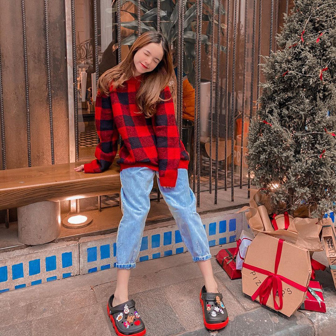 Hot teen Lê Gia Linh (Meo Xinh - 2006) cũng đã kịp "bỏ túi" một bộ ảnh cực đáng yêu để đón không khí Giáng sinh năm nay.