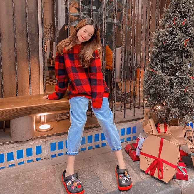 Hot teen Lê Gia Linh (Meo Xinh - 2006) cũng đã kịp "bỏ túi" một bộ ảnh cực đáng yêu để đón không khí Giáng sinh năm nay.