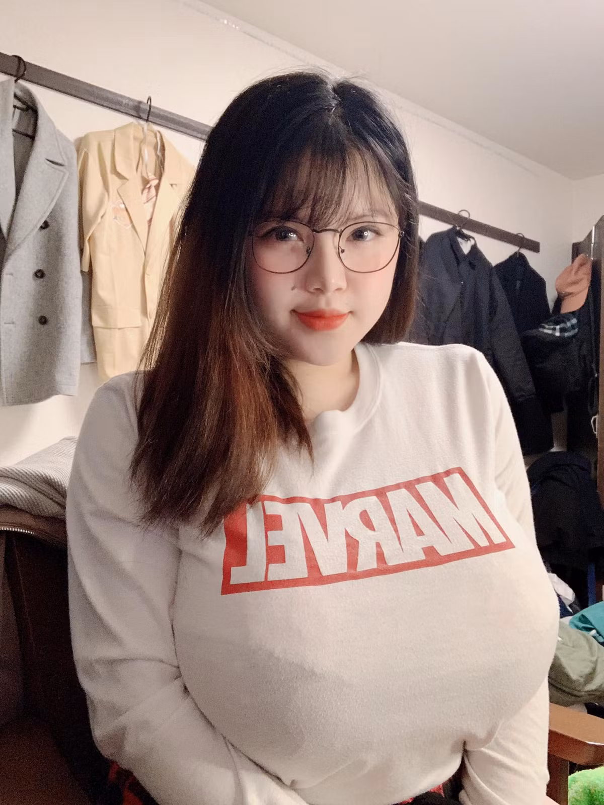 Bài đăng của Võ Thị Thu Trang được phần lớn cư dân mạng ủng hộ, hầu hết đều đồng ý với quan điểm của "hot girl ngực khủng". Họ cho rằng sinh ra cơ thể được ban tặng như vậy, khoe ra sao để không quá phản cảm là được.