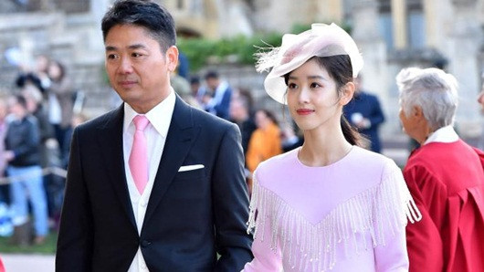 Ngày 31/8/2018, tỷ phú Lưu Cường Đông bất ngờ bị bắt giữ tại thành phố Minneapolis, Mỹ vì cáo buộc hãm hiếp một nữ sinh ĐH Minnesota. Ông được thả chỉ trong vài giờ và sau đó không phải đối mặt với cáo buộc hình sự nào. Ngày 16/4, đại gia Lưu Cường Đông một lần nữa bị cáo buộc cưỡng bức cô Liu Jingyao, sinh viên ĐH Minnesota, Mỹ. Nạn nhân yêu cầu số tiền bồi thường thiệt hại hơn 50.000 USD.