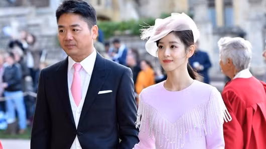 Ngày 31/8/2018, tỷ phú Lưu Cường Đông bất ngờ bị bắt giữ tại thành phố Minneapolis, Mỹ vì cáo buộc hãm hiếp một nữ sinh ĐH Minnesota. Ông được thả chỉ trong vài giờ và sau đó không phải đối mặt với cáo buộc hình sự nào. Ngày 16/4, đại gia Lưu Cường Đông một lần nữa bị cáo buộc cưỡng bức cô Liu Jingyao, sinh viên ĐH Minnesota, Mỹ. Nạn nhân yêu cầu số tiền bồi thường thiệt hại hơn 50.000 USD.