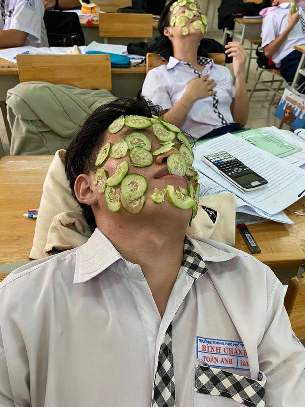 Được biết, những hình ảnh này được chia sẻ từ lớp 12A2 trường THPT Bình Chánh, TP.HCM. Vì thân thiết với cô chủ canteen, thấy trong tủ lạnh còn dư dưa chuột nên mấy bạn xin đem lên đắp mặt.