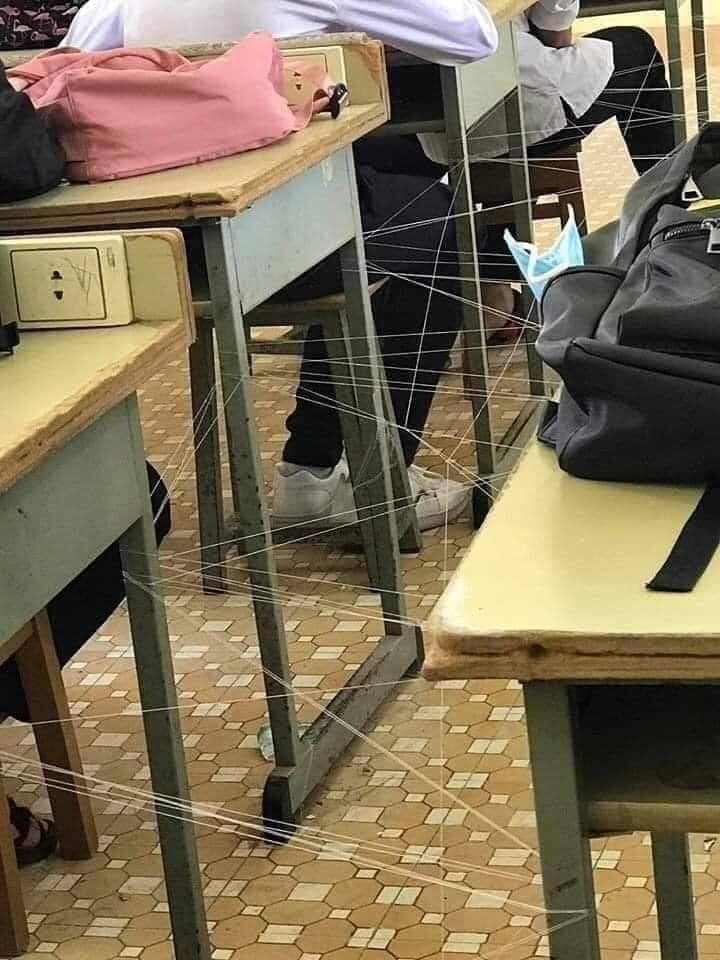 Kí ức về thời học trò của mỗi người học sinh gắn liền với thầy cô, bạn bè, những bài kiểm tra, các môn học khó nhằn, và chắc chắc không thể không nhắc đến những trò nghịch ngợm, quậy phá.