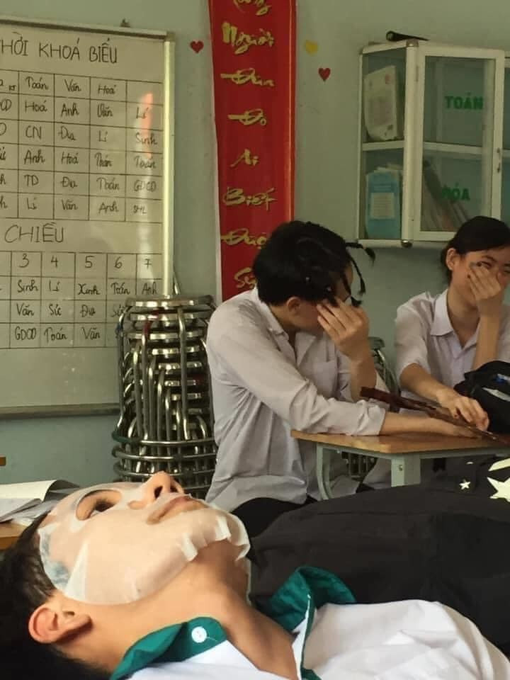 Khi trường lớp là nhà, bạn có thể thoải mái làm đẹp mà không quan tâm đến ai.