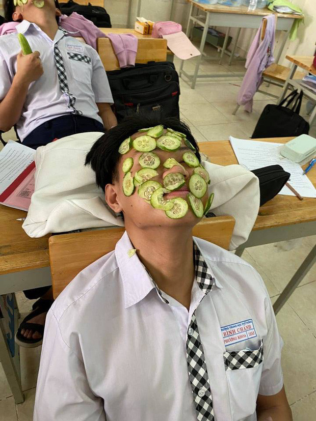 Mới đây, trên một diễn đàn đã chia sẻ loạt hình ảnh các bạn học sinh đang cùng nhau giảm stress, giải toả áp lực bài vở bằng cách đắp mặt nạ trong giờ học hết sức hài hước, nhìn vào là thấy một bầu trời tuổi thơ ùa về.