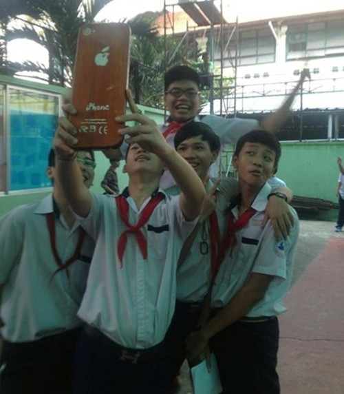 Những hình ảnh ghi lại muôn vàn pha bày trò của học sinh có lẽ sẽ khiến bạn nhớ lại những năm tháng oanh liệt thời đi học.