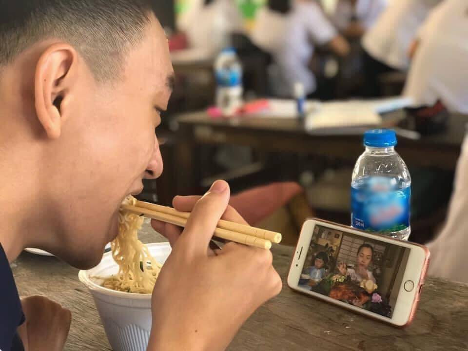 Dù là ở trong bất cứ hoàn cảnh nào những cô cậu học trò luôn luôn tìm đủ mọi cách để biến những giờ học căng thẳng trở thành thú vị.