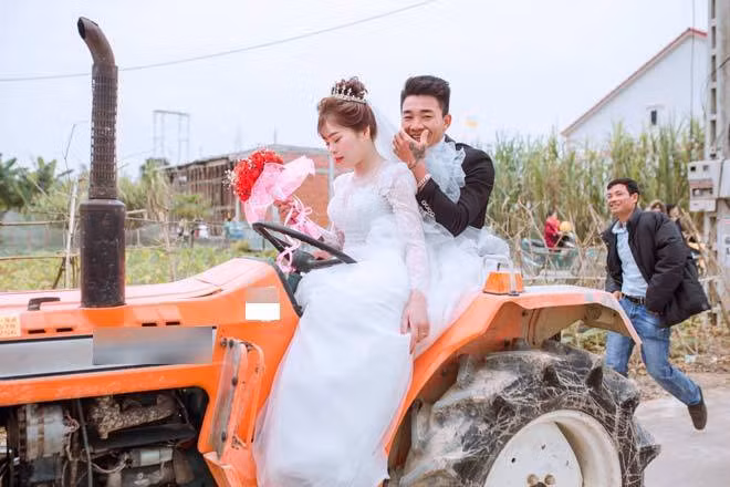 Được biết, chủ nhân của màn rước dâu bằng máy cày ấn tượng này là anh Phạm Văn Hùng (SN 1997, quê Nghệ An). Hùng và vợ đã có 1 năm yêu nhau trước khi tiến tới hôn nhân. Ảnh: FBNV