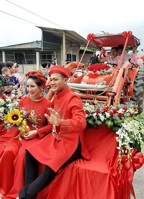 Trước đó trên mạng xã hội đã từng xuất hiện không ít những màn rước dâu độc đáo bằng máy cày như thế này. Mặc dù chỉ là công cụ thô sơ cho sản xuất nông nghiệp, thế nhưng nhiều cặp đôi vùng nông thôn đã chế tạo nó thành những "siêu xe" rước dâu gây ấn tượng. Ảnh: A Q