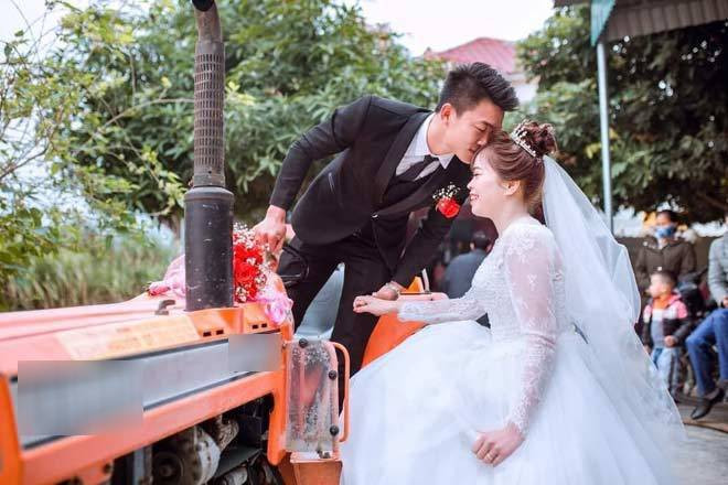 Những bức hình rước dâu bằng "siêu xe" độc đáo này được chia sẻ kèm dòng trạng thái lầy lội: “Một thoáng Nghệ An ngày trở lạnh, chú rể mần “siêu xe” đi rước dâu uy tín luôn”. Ảnh: FBNV