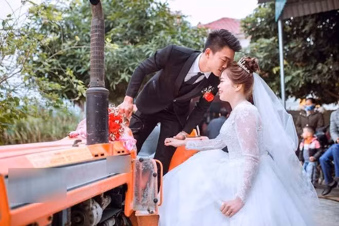 Những bức hình rước dâu bằng "siêu xe" độc đáo này được chia sẻ kèm dòng trạng thái lầy lội: “Một thoáng Nghệ An ngày trở lạnh, chú rể mần “siêu xe” đi rước dâu uy tín luôn”. Ảnh: FBNV