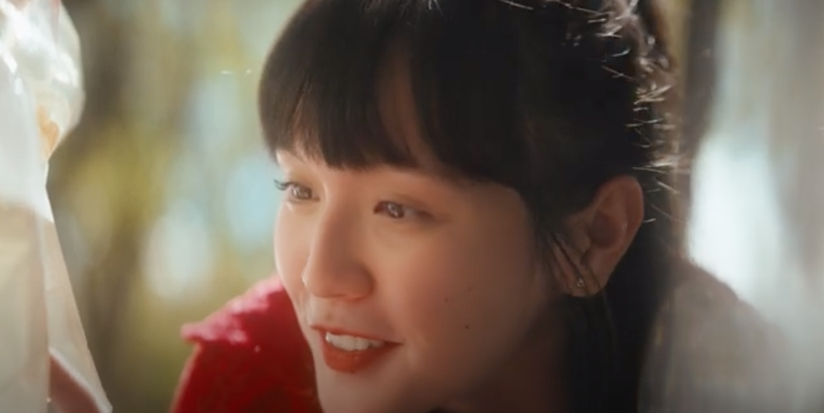 Sơn Tùng M-TP vào vai một thiếu gia hào hoa, điển trai, con trai một ông trùm khét tiếng. Còn Hải Tú là con gái của một đầu bếp của một quán ăn nhỏ. Sơn Tùng M-TP đã lỡ phải lòng cô gái xinh đẹp trong một lần tình cờ chạm mặt. Ảnh: Chụp màn hình