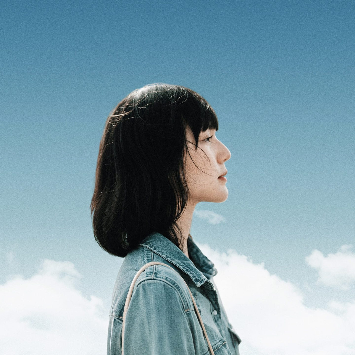 Ngoài MV được đầu tư lớn với hình ảnh đẹp, trong MV khán giả còn chú ý vào nữ chính là hot girl Hải Tú xuất hiện lần này. "Gà nhà" của Sơn Tùng M-TP sở hữu vẻ đẹp lạ như một nàng thơ, nhưng lại cực kỳ cuốn hút với thần thái gương mặt.