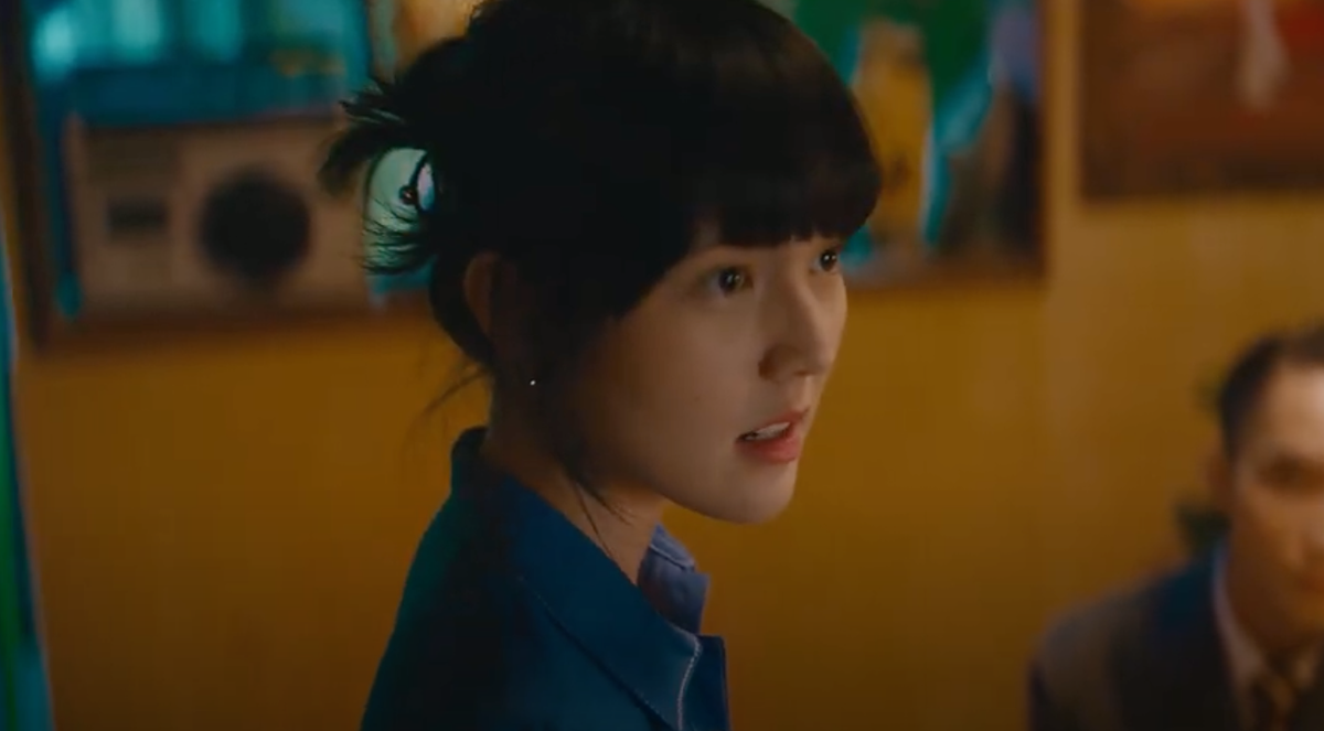 Trong "Chúng ta của hiện tại", nàng hot girl này gây ấn tượng bởi nhan sắc vô cùng xinh đẹp, nếu so sánh trong MV với ngoài đời thực thì Hải Tú vẫn giữ được phong độ nhan sắc không hề phai nhạt. Ảnh: Chụp màn hình