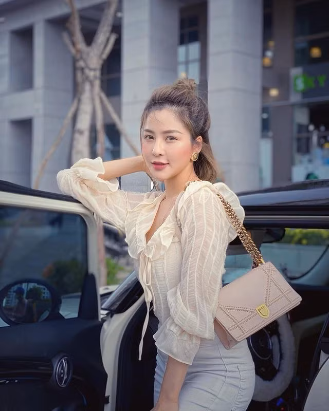 Những hình ảnh xinh đẹp, gợi cảm của Trâm Anh trên trang cá nhân luôn nhận được nhiều lời khen ngợi của cư dân mạng.