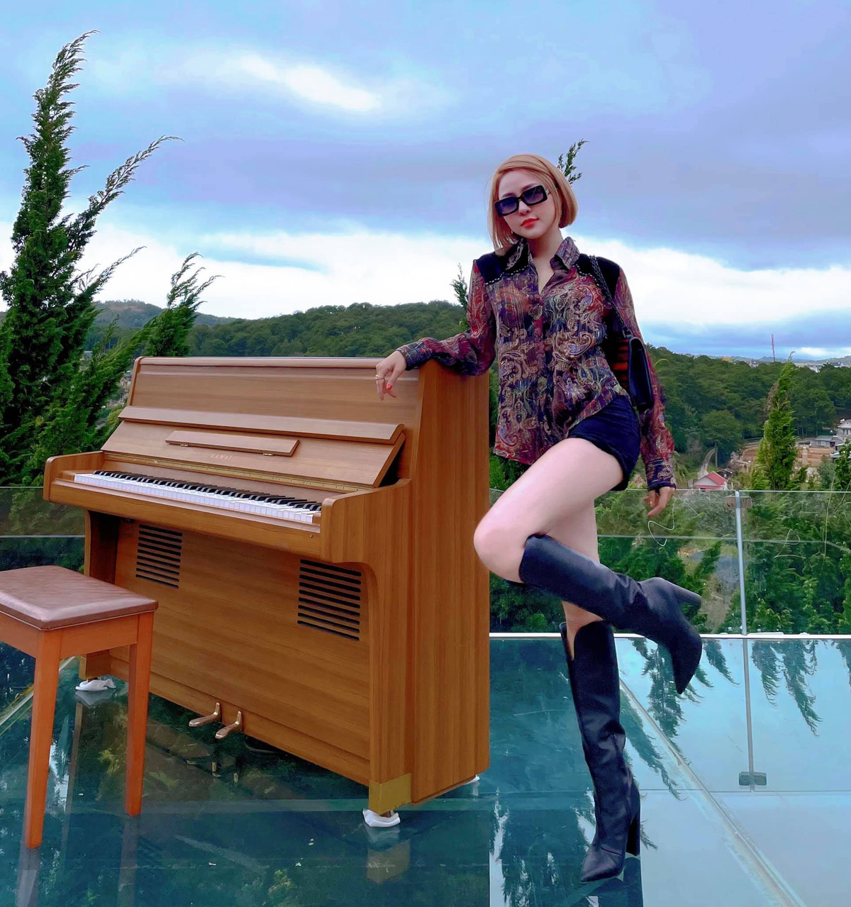 Tuy nhiên qua những hình ảnh này không ít cư dân mạng đã có bình luận khiếm nhã cho rằng Trâm Anh khoe thân, thậm chí nhắc lại scandal cũ của cô nàng khi xưa.