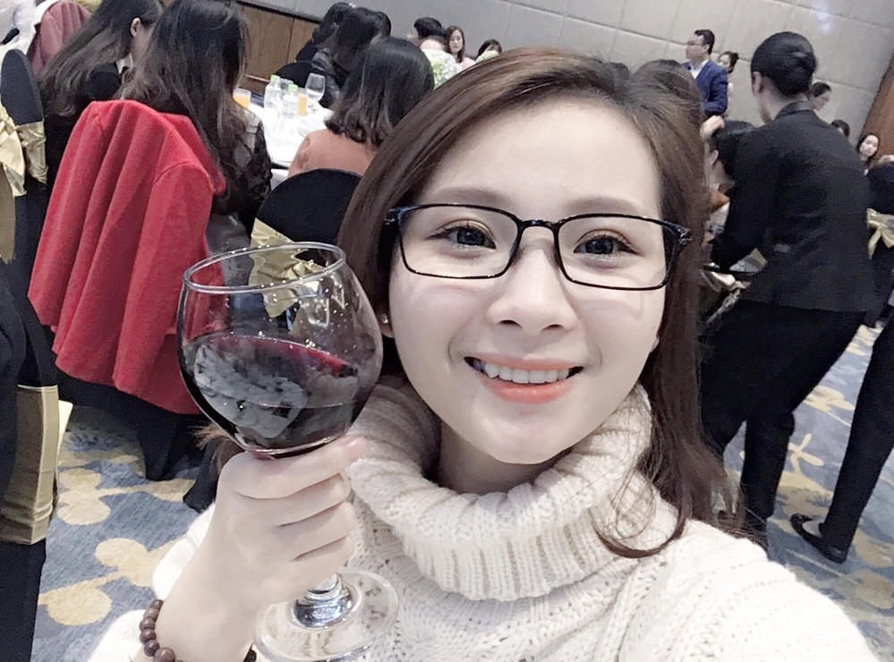 Được biết, Linh Trang và chồng quen biết khi cùng làm việc chung và đã có thời gian bên nhau đến tận 3 năm trước khi kết hôn.