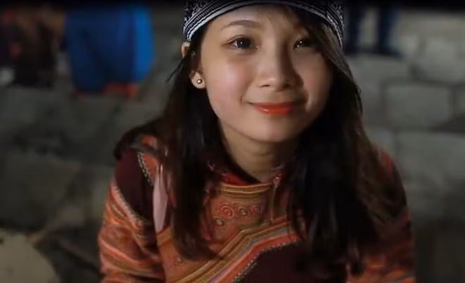 Phạm Linh Trang sinh năm 1995, quê ở Tuyên Quang là cô nàng từng gây xao xuyến 3 năm về trước với nickname " hot girl dân tộc". Linh Trang quê ở Tuyên Quang, cô bỗng trở nên nổi tiếng từ đoạn video đối thoại siêu dễ thương của mình.