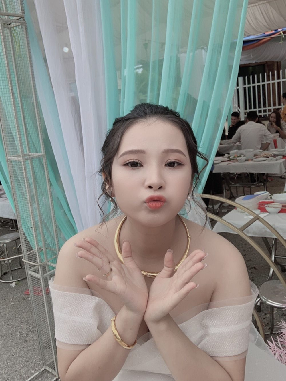 Hình ảnh hot girl dân tộc mộc mạc ngày nào bỗng vô cùng lộng lẫy, kiêu sa trong váy cưới khiến nhiều người cảm thán.