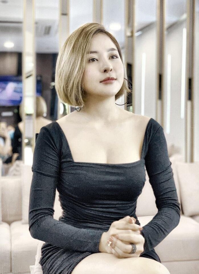 Vừa qua, Trâm Anh đã khiến dân tình khá hoang mang khi khoe bức ảnh được một người chuyển "sương sương" 100 triệu cho cô để mua sắm giải khuây. "Soái ca" giấu mặt của hot girl gốc Thanh Hóa đã khiến nhiều dân mạng tò mò.