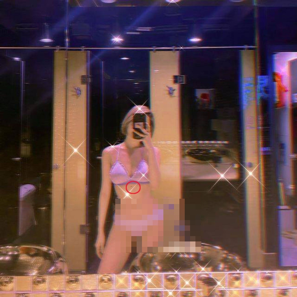 Những ngày trở lại đây, hot girl Trâm Anh liên tục khoe những bức ảnh gợi cảm của bản thân. Một trong số đó phải kể đến hình ảnh diện bikini, khoe cơ thể gợi cảm trong nhà tắm.