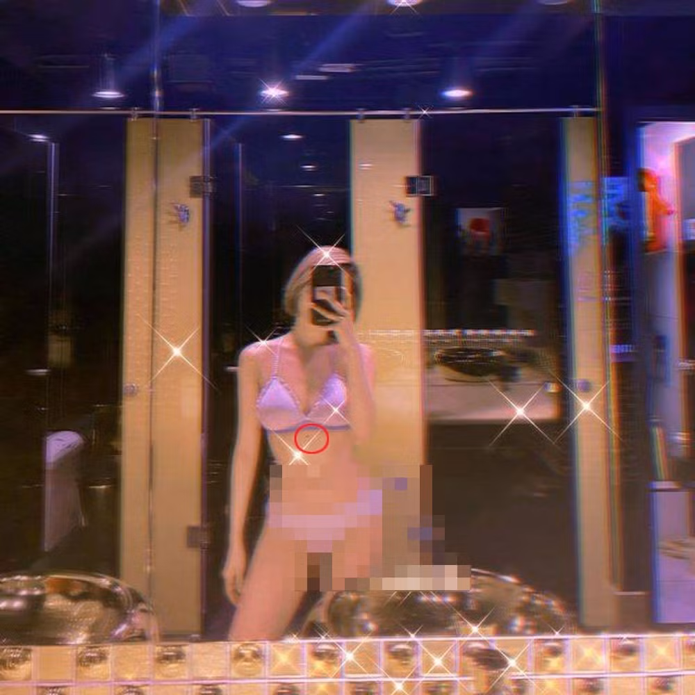 Những ngày trở lại đây, hot girl Trâm Anh liên tục khoe những bức ảnh gợi cảm của bản thân. Một trong số đó phải kể đến hình ảnh diện bikini, khoe cơ thể gợi cảm trong nhà tắm.