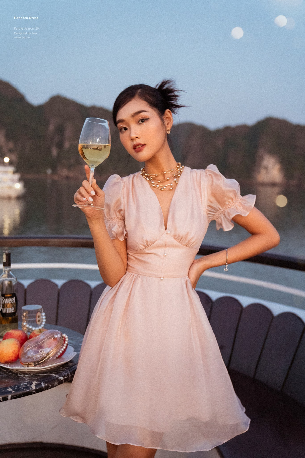 Từ một cô gái nhẹ nhàng, có phần mỏng manh, Cù Thị Trà khiến nhiều người bất ngờ khi “lột xác” với hình tượng quyến rũ, gợi cảm.