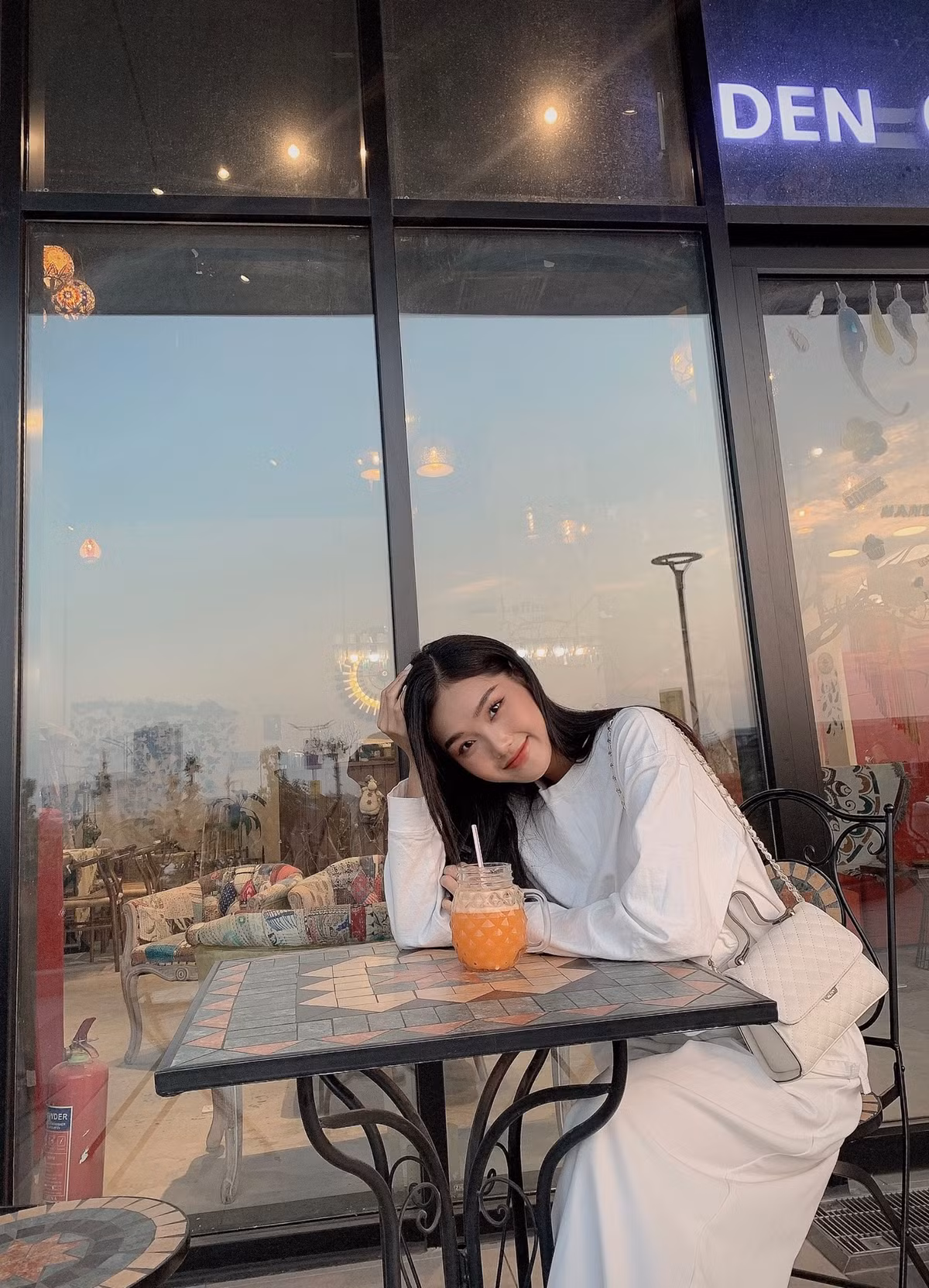 Hot girl Hà thành từng được biết đến với hình ảnh cô gái nhẹ nhàng, mỏng manh như sương mai khiến ai cũng muốn che chở.